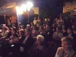 publiczność z kokardami powstańczymi