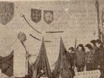 W.Sypniewski oprowadza  zwiedzających 1975r.